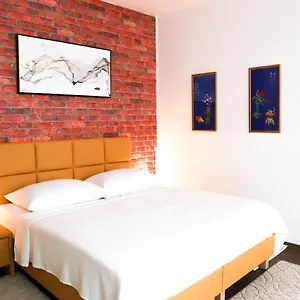 «go West» Guest Albergue